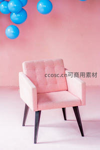 粉色单人沙发与蓝色气球