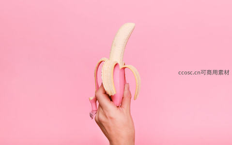 粉色背景下的香蕉特写