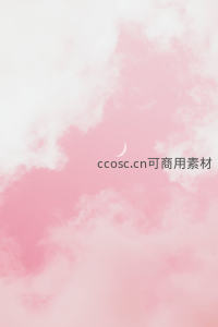 粉红天空中的弯月与云朵