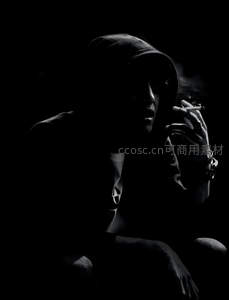 暗影中的沉思者，烟雾缭绕的孤独时刻