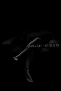 幽暗沙发上的静谧美腿，光影艺术