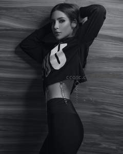 酷女孩倚墙而立，链条装饰的街头风