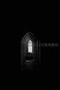 哥特式教堂深处，一束圣光穿透黑暗