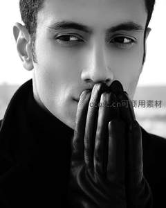 绅士的凝视，皮手套轻触唇边的瞬间