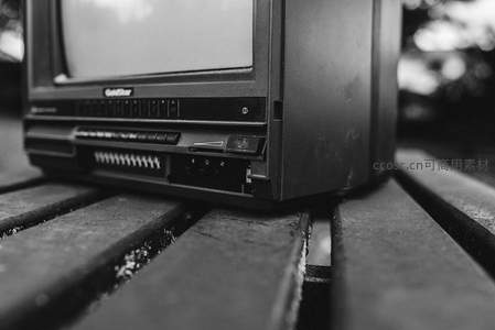 复古电视机静置于木质桌面上