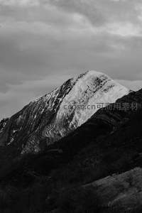 白雪覆盖山峰在阴云下矗立