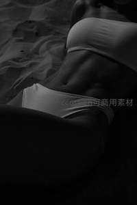 沙滩上女性腰部的优雅曲线