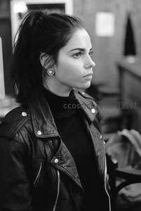 皮衣少女侧颜凝思