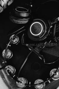 耳机与铃鼓黑白特写音乐设备