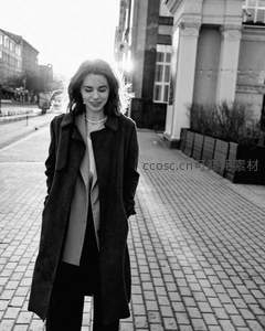 微笑女子漫步砖石街道