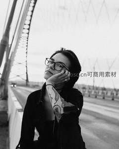 桥边戴眼镜纹身青年沉思