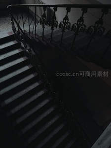 复古铁艺楼梯在幽暗中的静谧之美