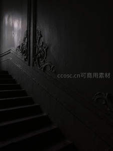 幽暗楼梯间古典雕花墙角特写