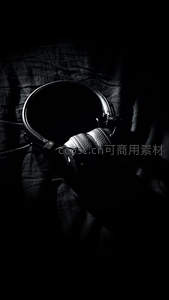 暗调布面上头戴式耳机特写