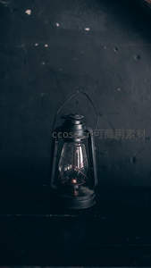 复古煤油灯在暗色背景中静置