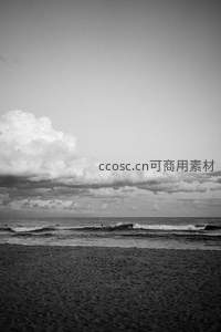 云海相接，浪花翻涌，黑白天际线