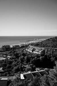 山海相依，建筑错落，俯瞰滨海小镇