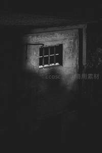月光下的破窗，斑驳砖墙诉说着岁月的痕迹