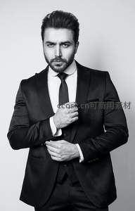 西装革履男士整理领带特写