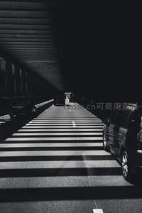桥下斑马线光影交错的都市瞬间