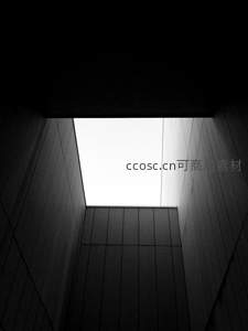 从幽暗井道仰望天空的极简构图