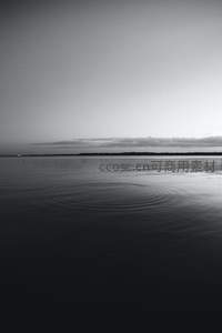 涟漪扩散：暮色湖面的宁静时刻