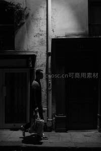 黑白街巷中的孤独行人