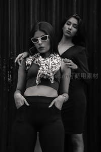 双人时尚黑白肖像写真