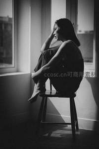 窗边沉思的剪影女子