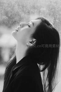 仰望天空的宁静瞬间