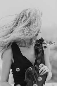 风中拉琴的女子，发丝飞扬如歌