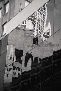 镜面建筑扭曲城市倒影，抽象几何美