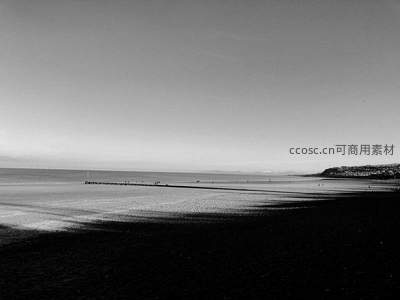 空旷海滩延伸至天际，极简主义构图