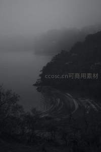 雾锁湖岸山峦若隐若现