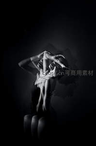 黑白光影中舞动的优雅身躯