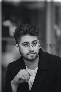 黑白肖像中的沉思男子