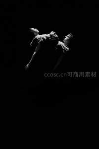 黑暗中的悬浮舞者