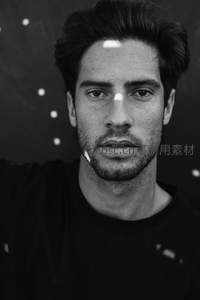 斑点背景下的凝视面孔