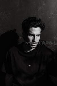 沉思的黑白侧颜