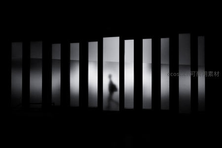 光影中的孤独剪影