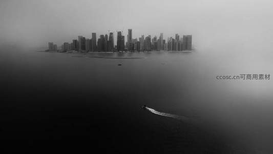 雾中都市剪影，孤舟划破寂静水面