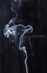 烟雾缭绕，暗夜中的抽象艺术之舞