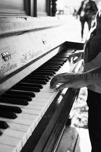 指尖轻触琴键，街头钢琴的即兴旋律