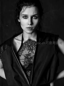 黑白色调下女性蕾丝内衣肖像