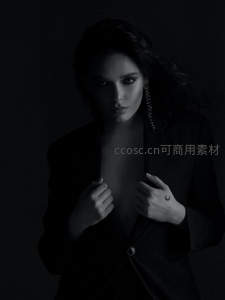 暗调中女性轻解西装的神秘瞬间