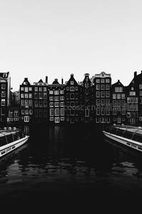 阿姆斯特丹运河黑白建筑倒影