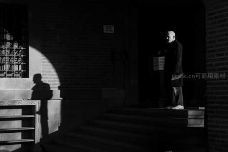 光影中的孤独守望者