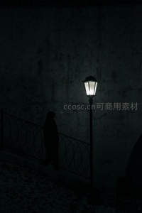雪夜行人与街灯