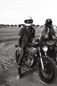 沙地上的机车骑士