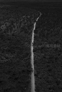 航拍视角下的荒野小径